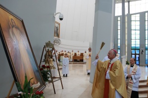 arcybiskup jędraszewski błogosławi obraz